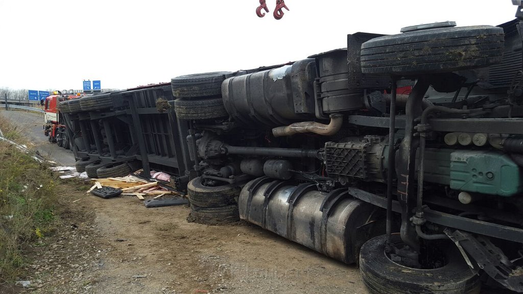 VU LKW umgestuerzt A 1 Rich A 4 Frankfurt im Kreuz Koeln West P234.jpg